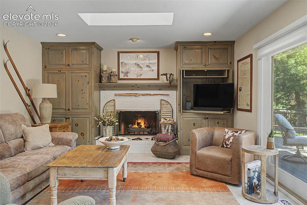 Image 19 of 49: Kitchen