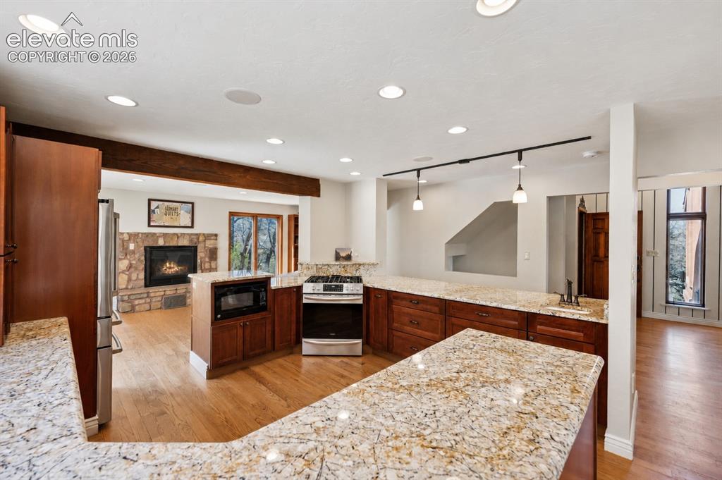 Image 12 of 35: Kitchen