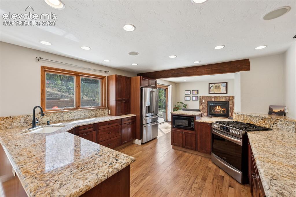 Image 18 of 35: Kitchen