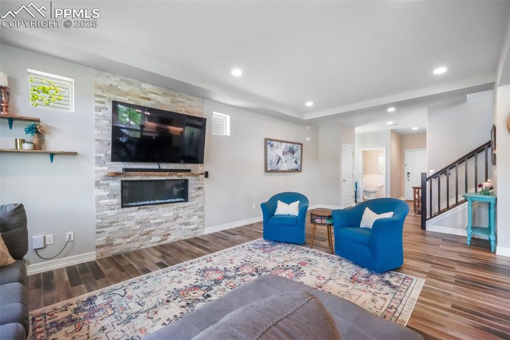 Image 10 of 50: Living Room