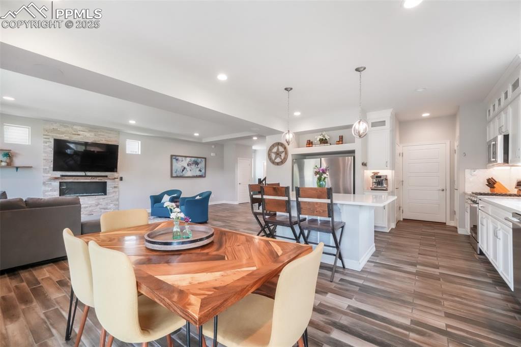 Image 15 of 50: Dining Area