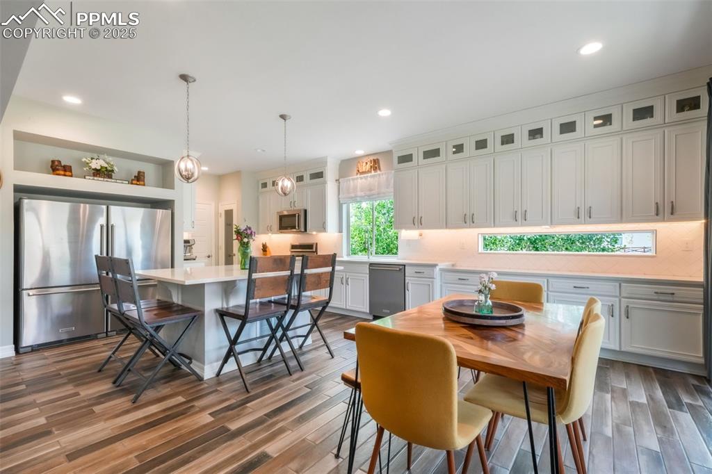 Image 16 of 50: Dining Area