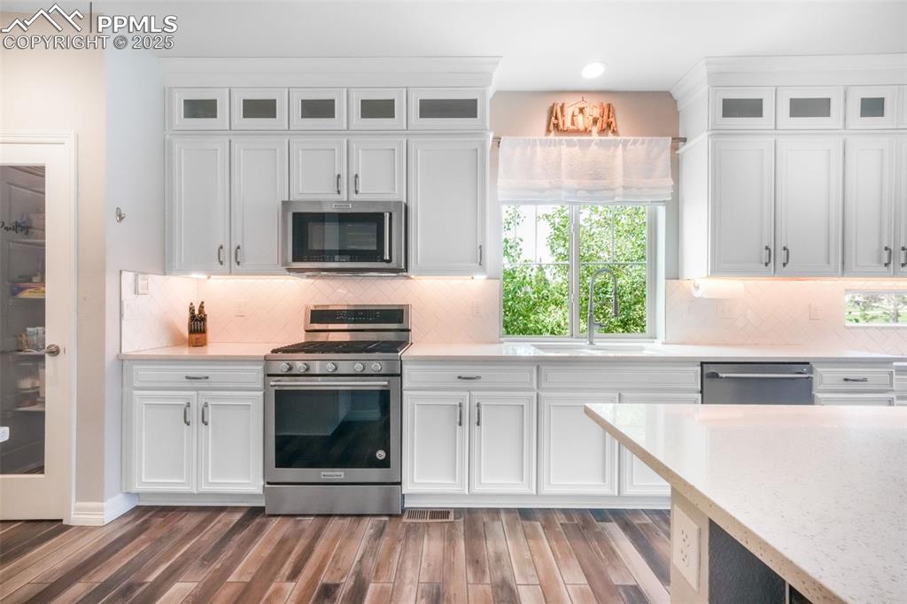 Image 17 of 50: Kitchen