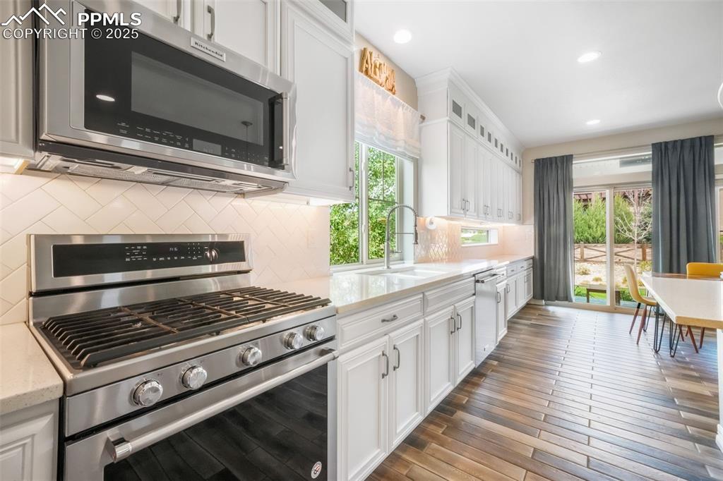 Image 18 of 50: Kitchen