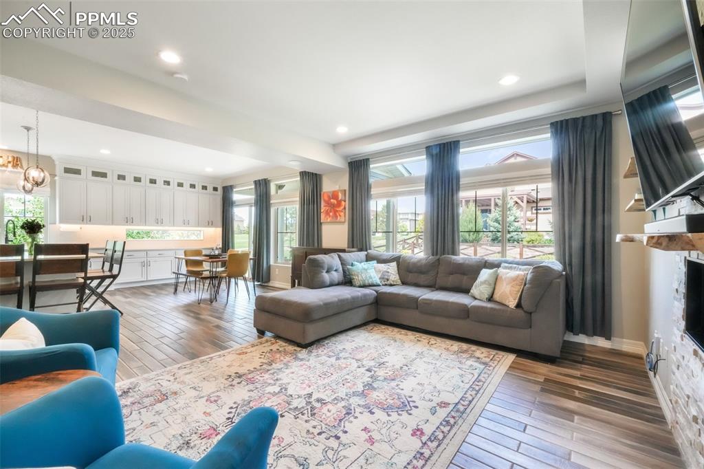 Image 8 of 50: Living Room
