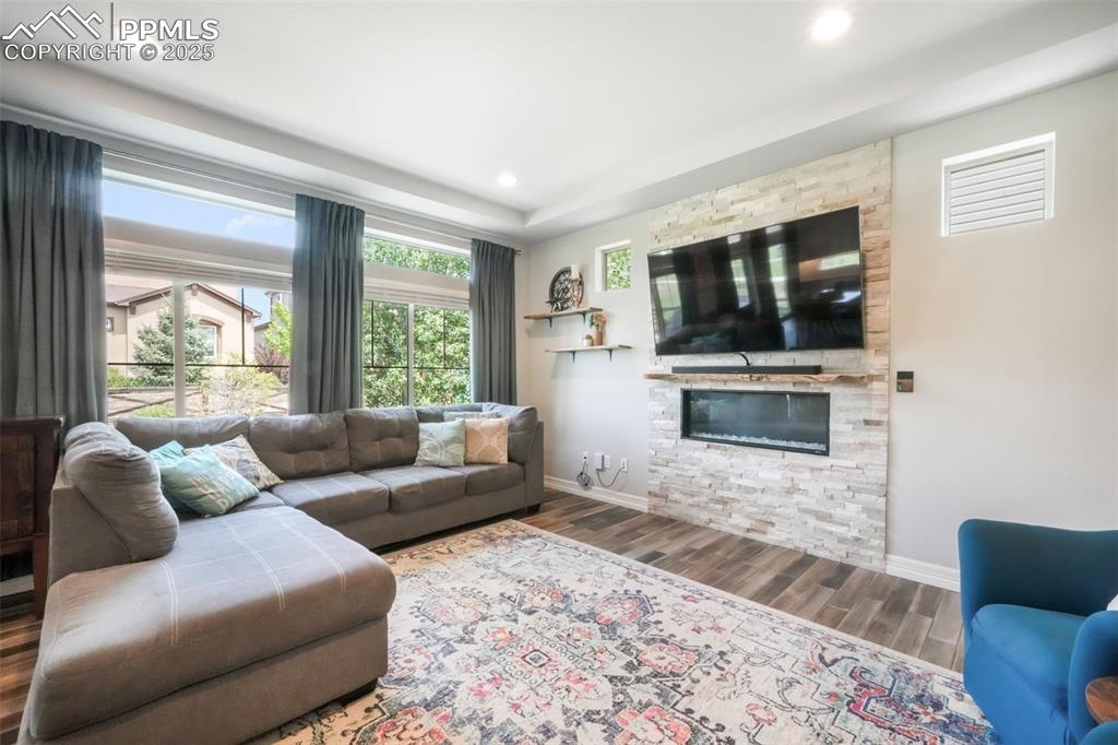 Image 9 of 50: Living Room