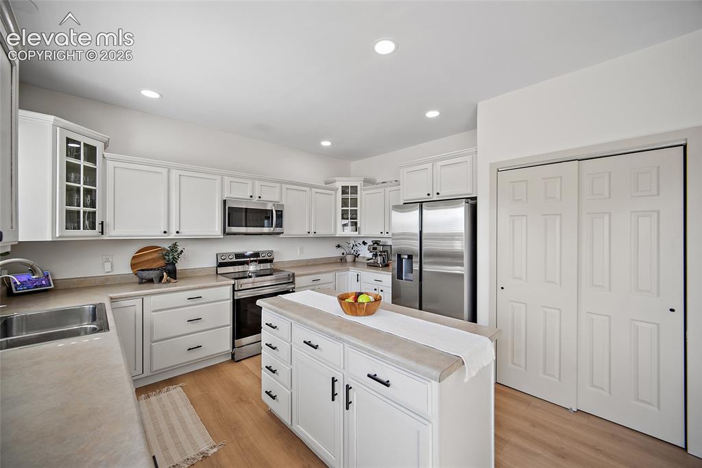 Image 10 of 50: Kitchen