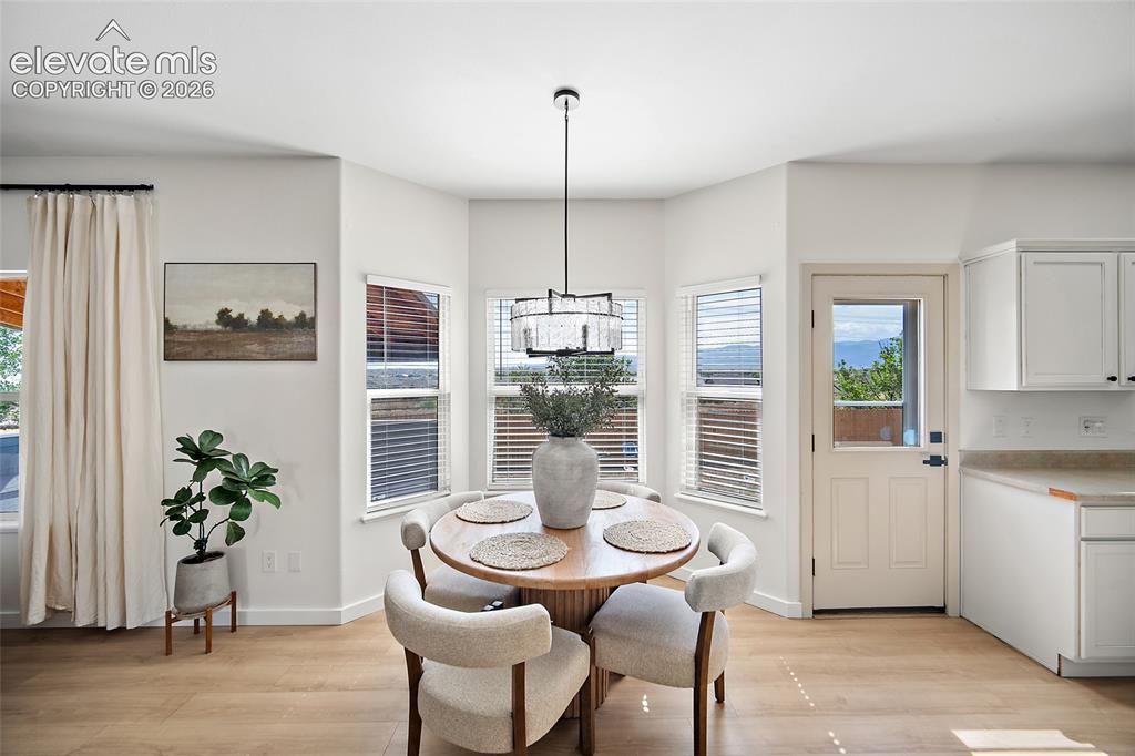 Image 13 of 50: Dining Area