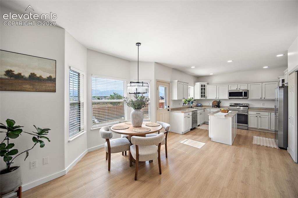 Image 15 of 50: Dining Area