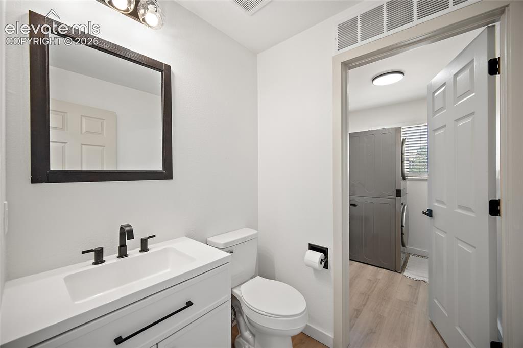 Image 16 of 50: Bathroom