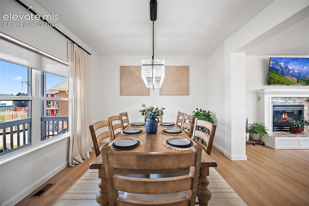 Image 4 of 50: Dining Area