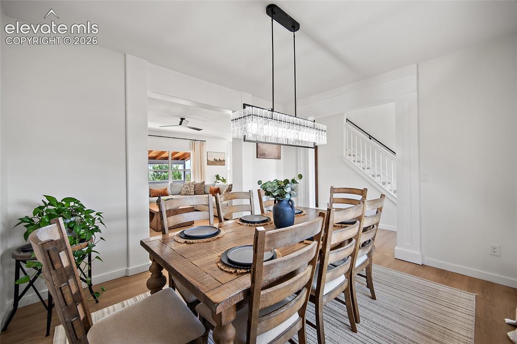 Image 5 of 50: Dining Area