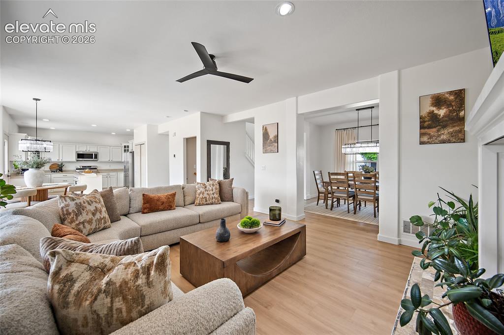 Image 8 of 50: Living Room