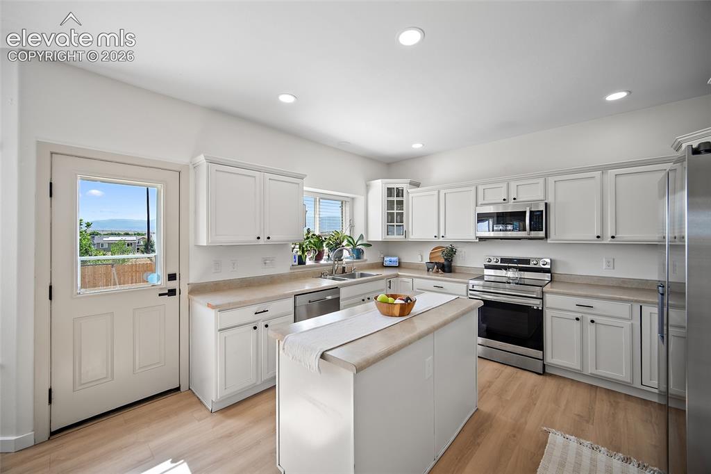 Image 9 of 50: Kitchen