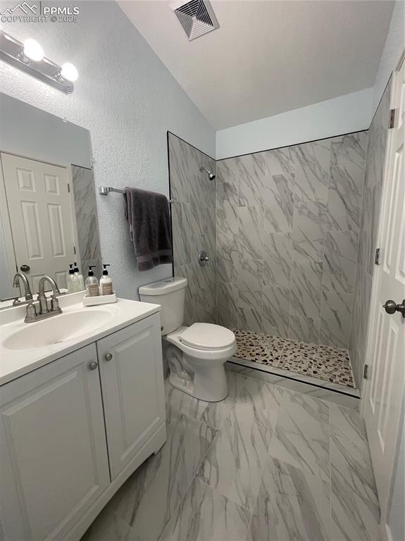 Image 11 of 18: Bathroom