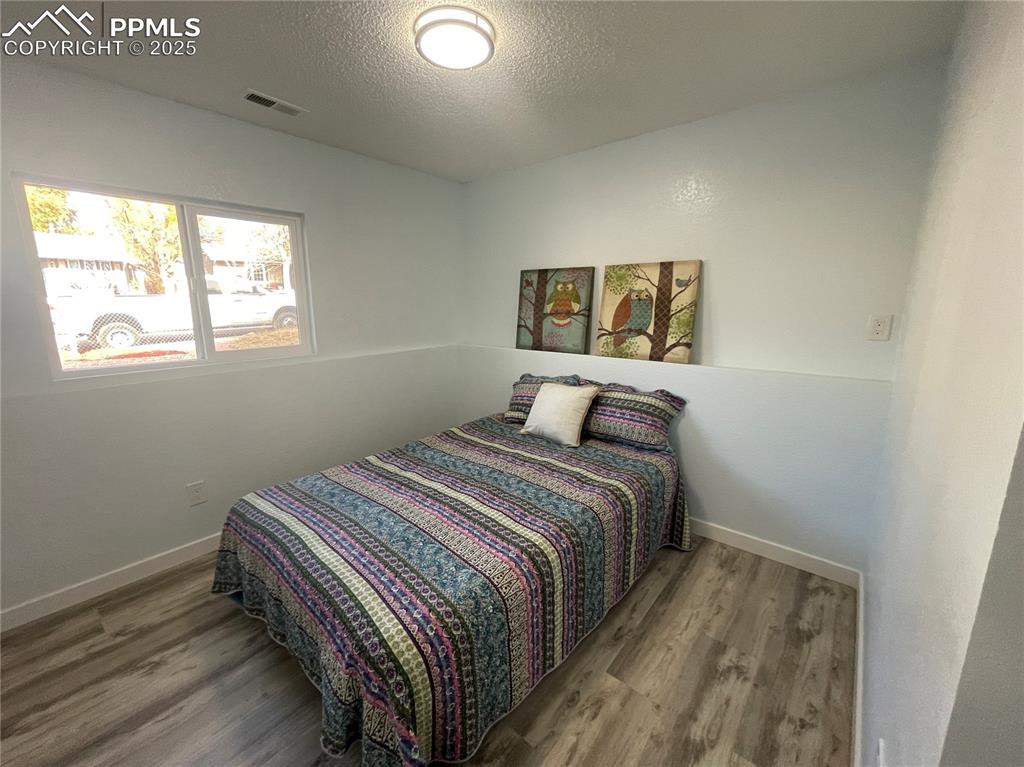 Image 16 of 18: Bedroom