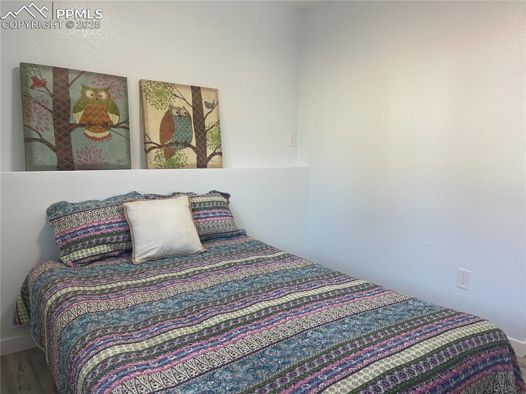 Image 17 of 18: Bedroom