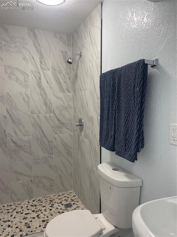 Image 18 of 18: Bathroom