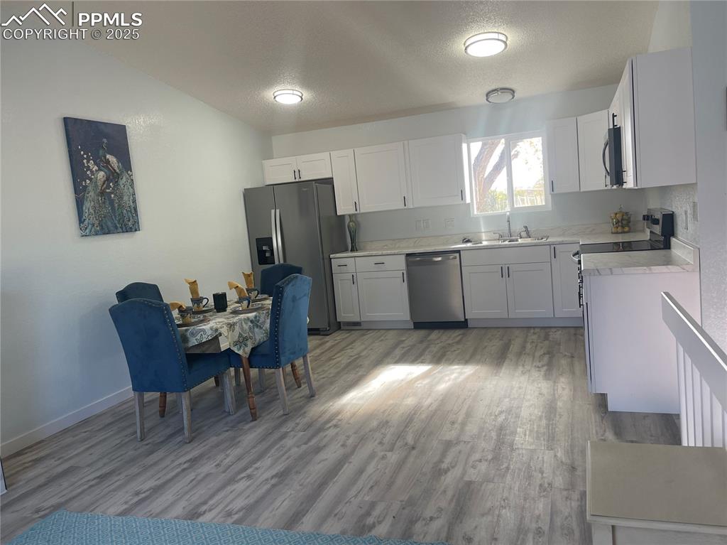 Image 9 of 18: Kitchen