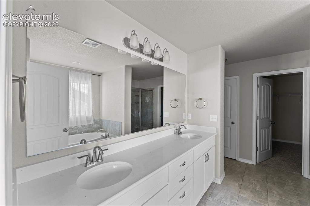 Image 29 of 42: Bathroom