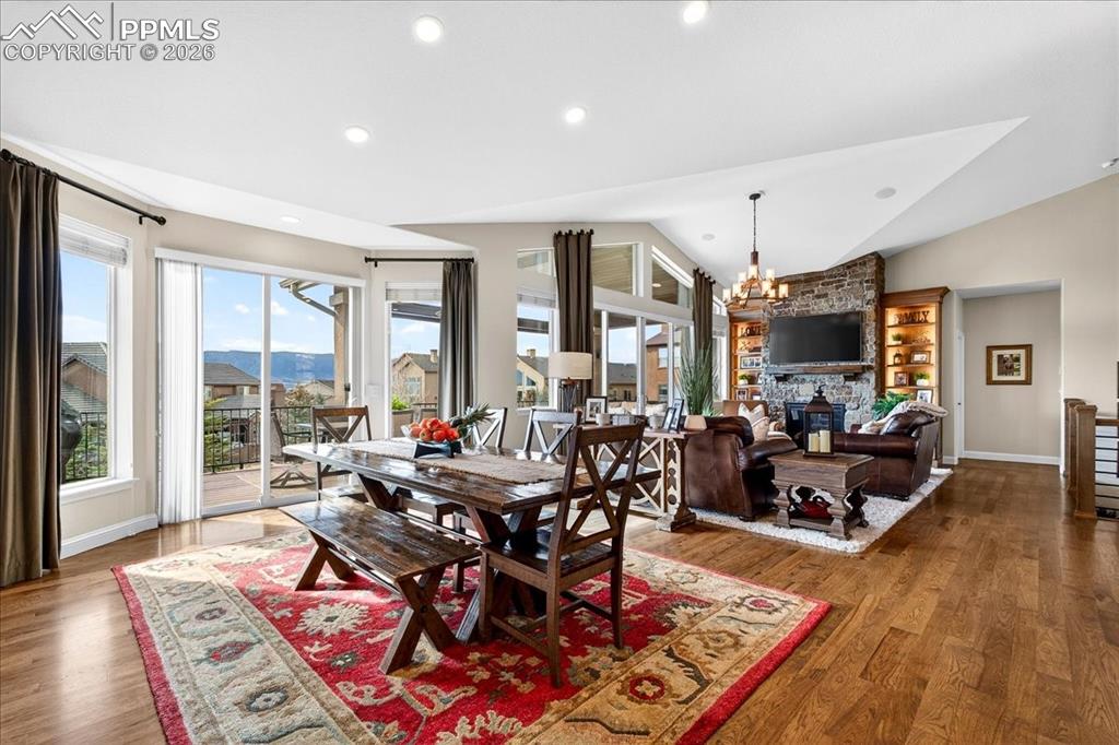 Image 14 of 50: Dining Area