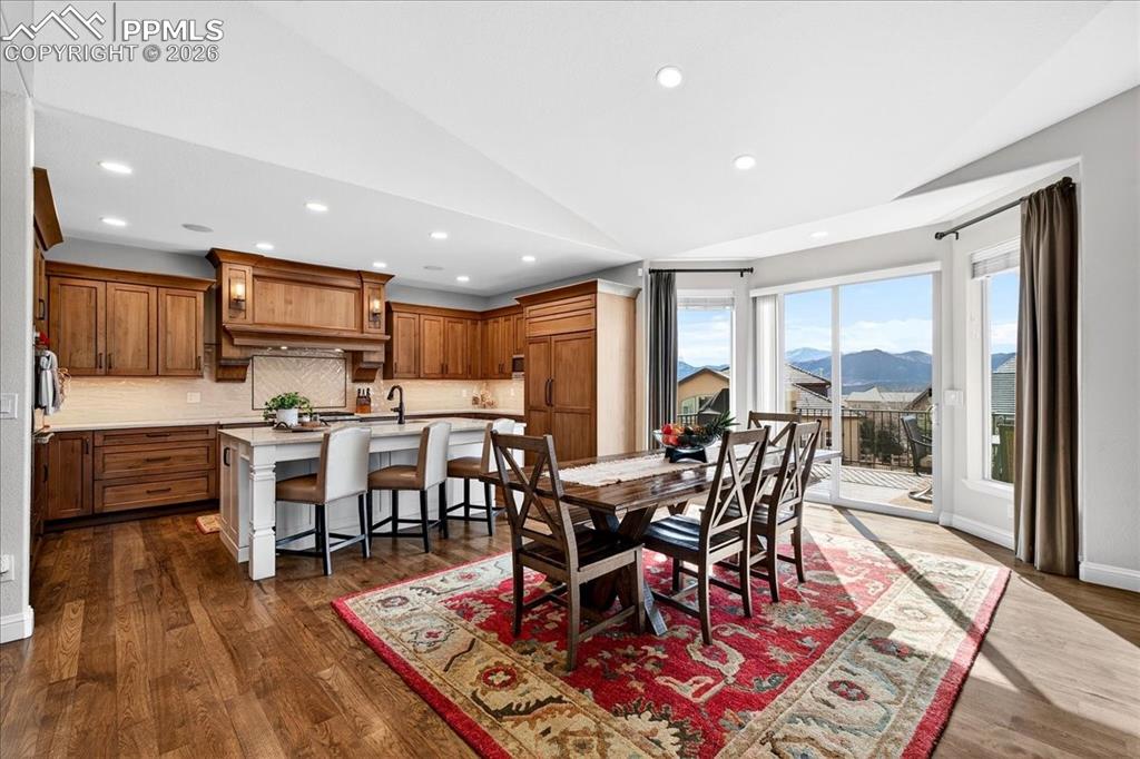 Image 15 of 50: Dining Area