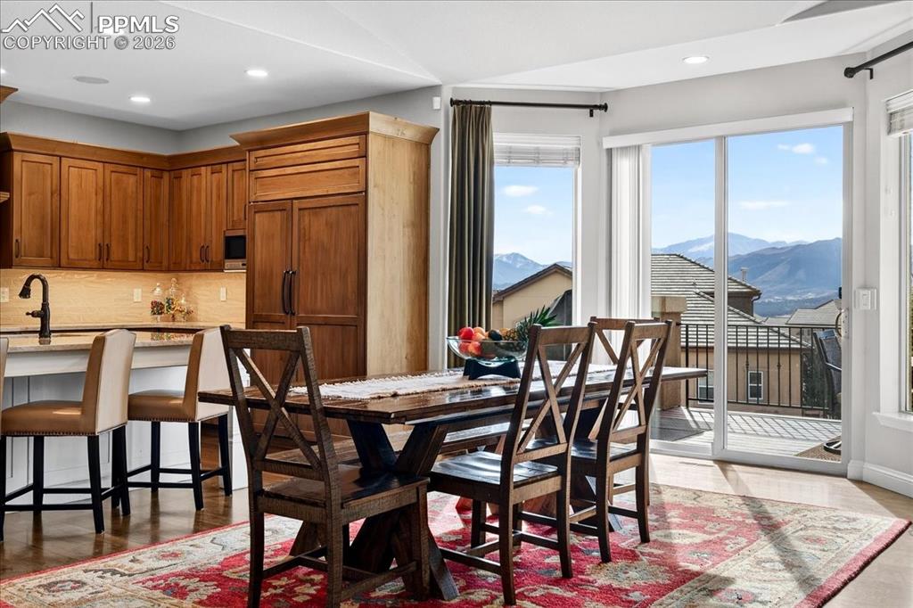 Image 16 of 50: Dining Area