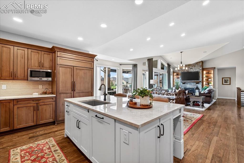 Image 22 of 50: Kitchen