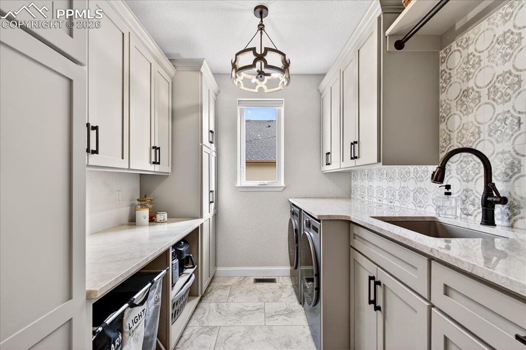 Image 32 of 50: Laundry