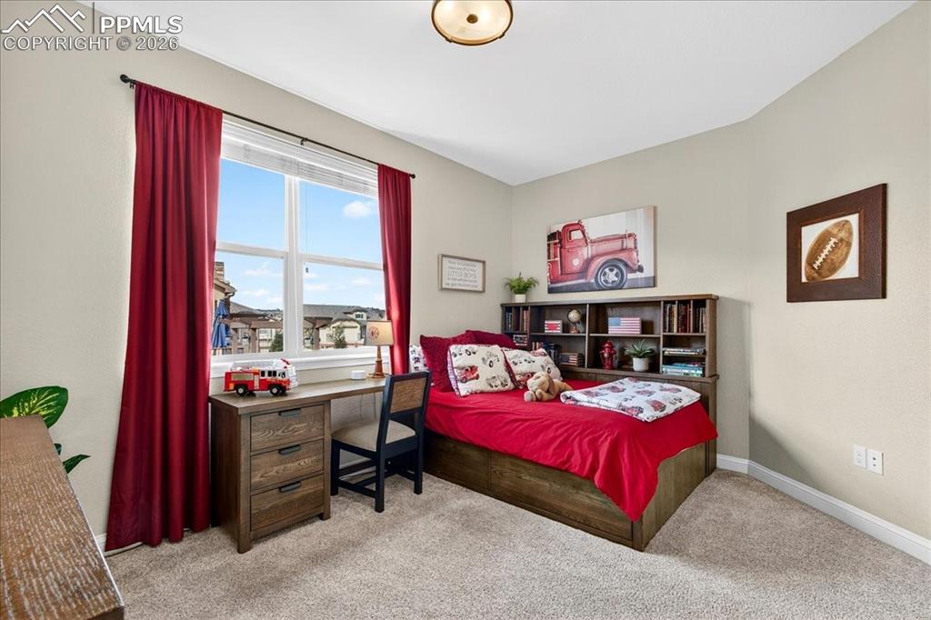 Image 33 of 50: Bedroom