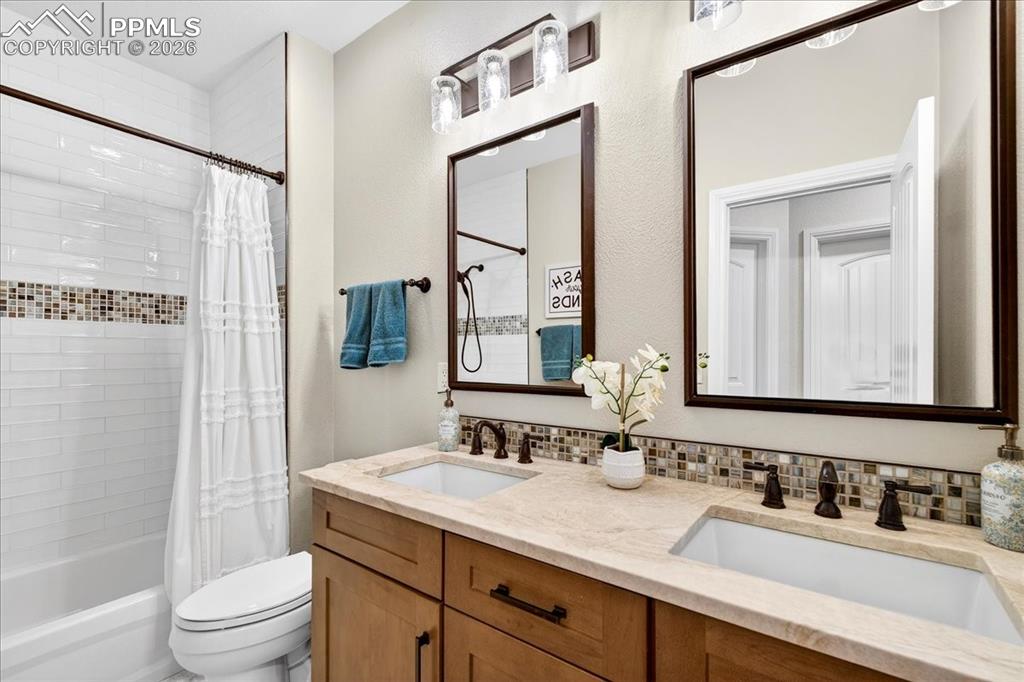 Image 34 of 50: Bathroom