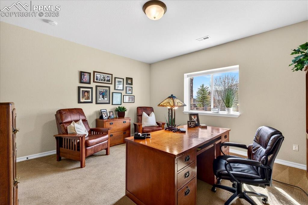 Image 44 of 50: Office