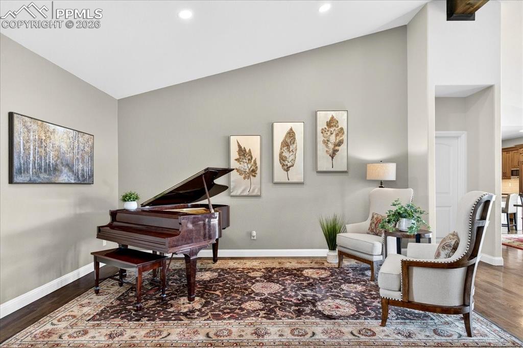 Image 5 of 50: Sitting Room