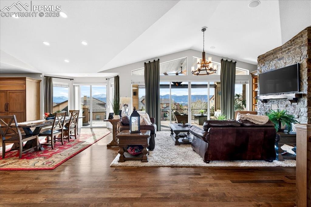 Image 7 of 50: Living Room