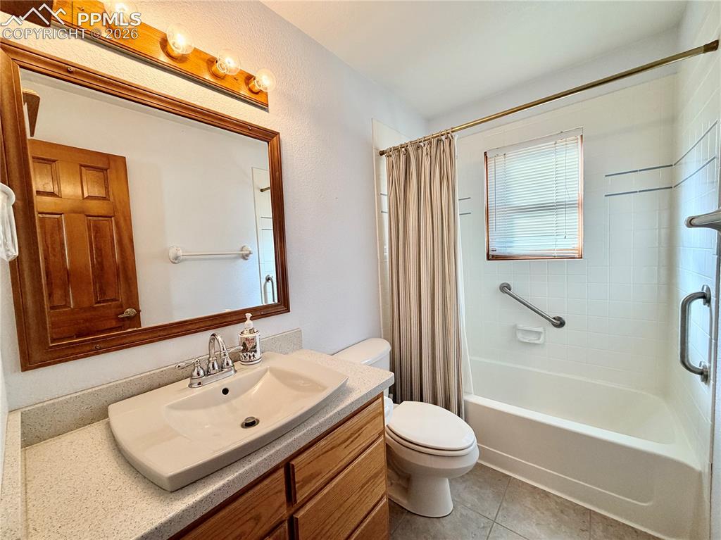 Image 26 of 45: Guest bathroom