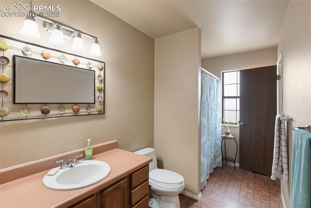 Image 15 of 33: Bathroom