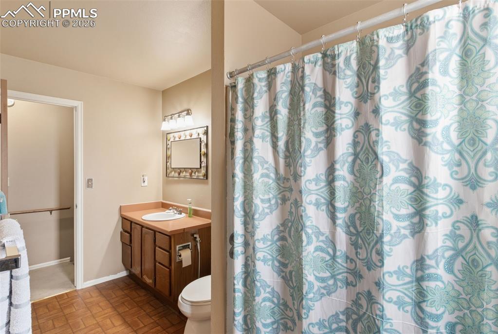 Image 16 of 33: Bathroom