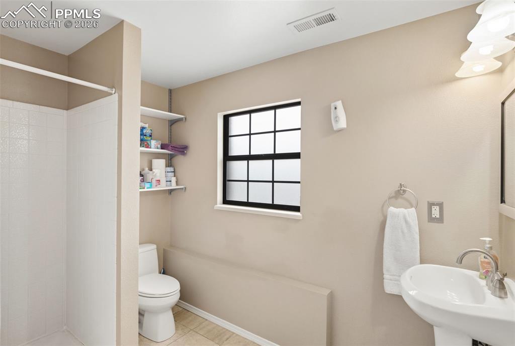 Image 22 of 33: Bathroom