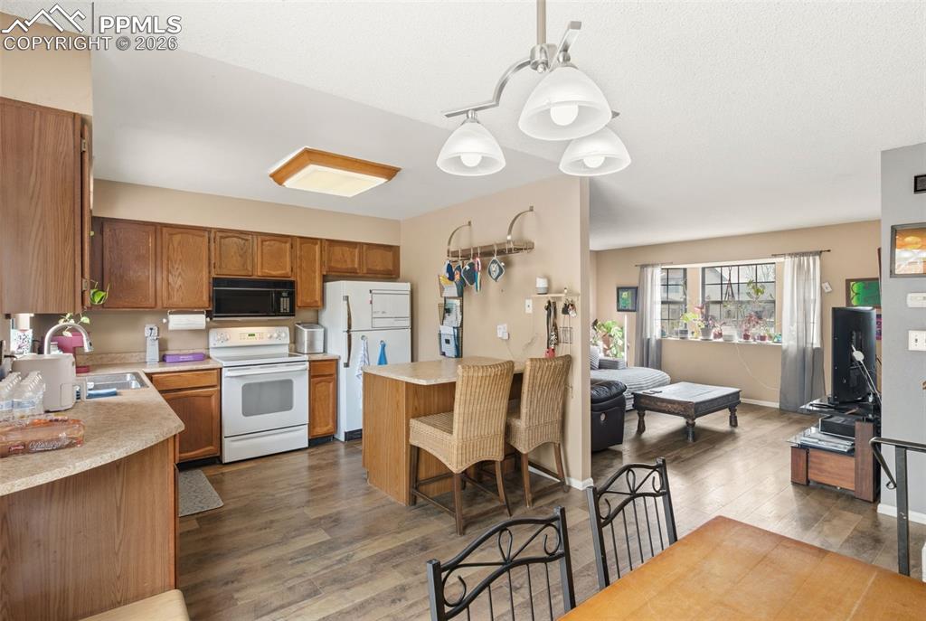 Image 6 of 33: Kitchen