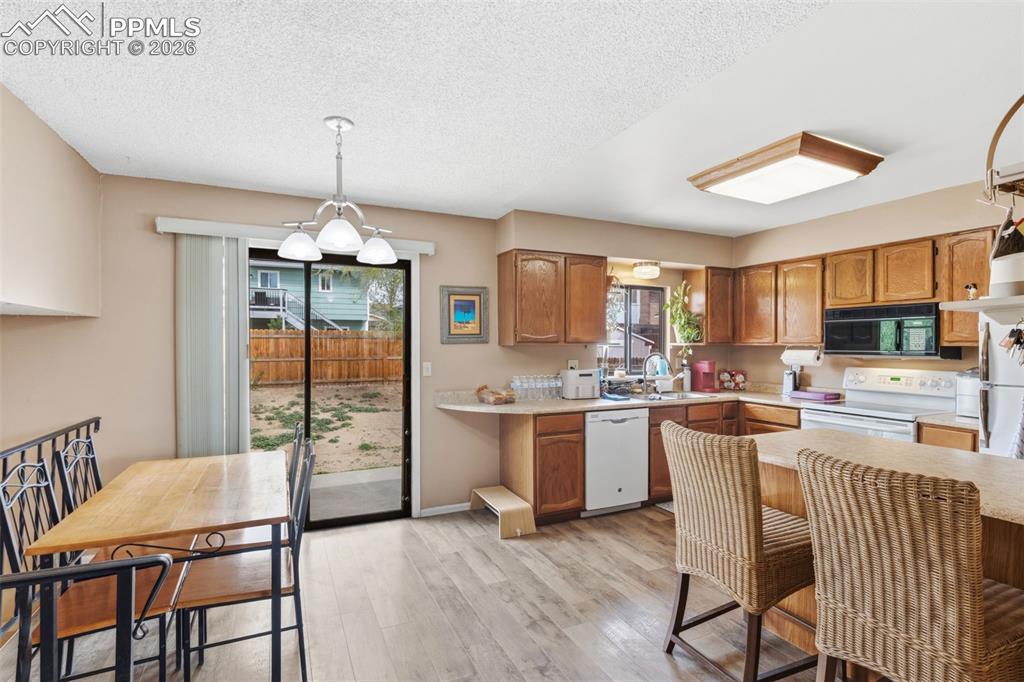 Image 7 of 33: Kitchen