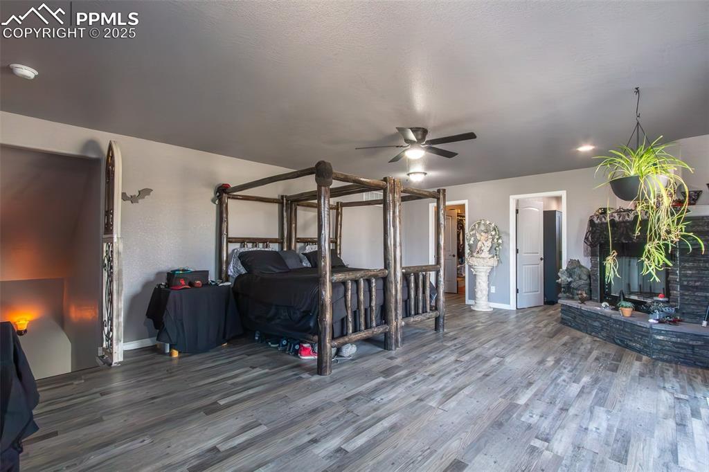 Image 22 of 39: Bedroom