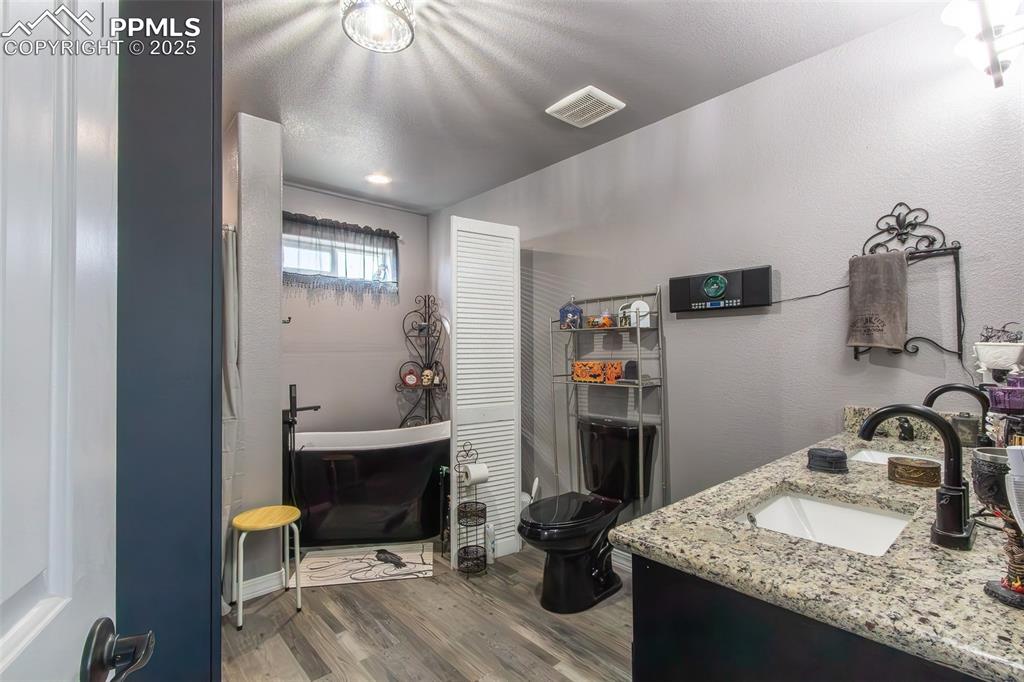 Image 24 of 39: Bathroom