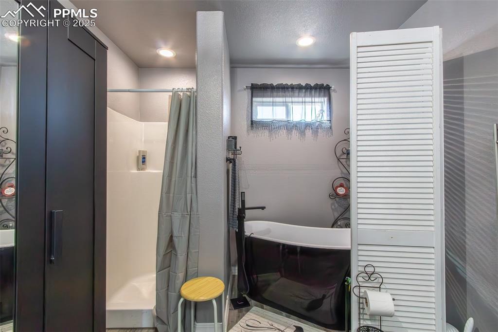 Image 25 of 39: Bathroom