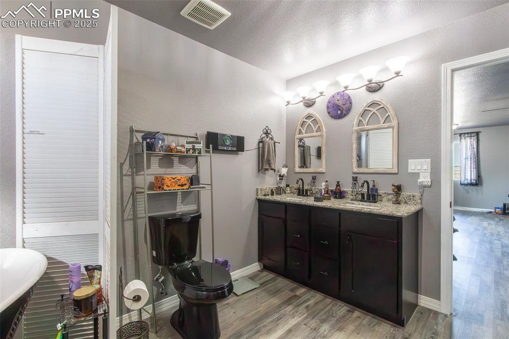 Image 26 of 39: Bathroom