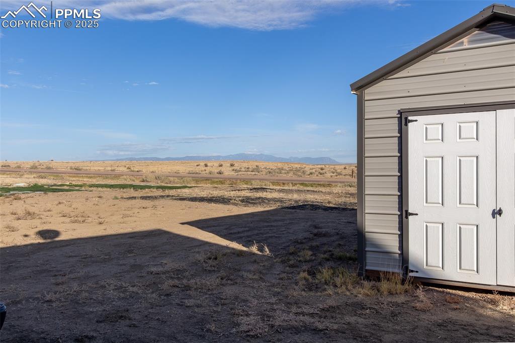 Image 34 of 39: Yard