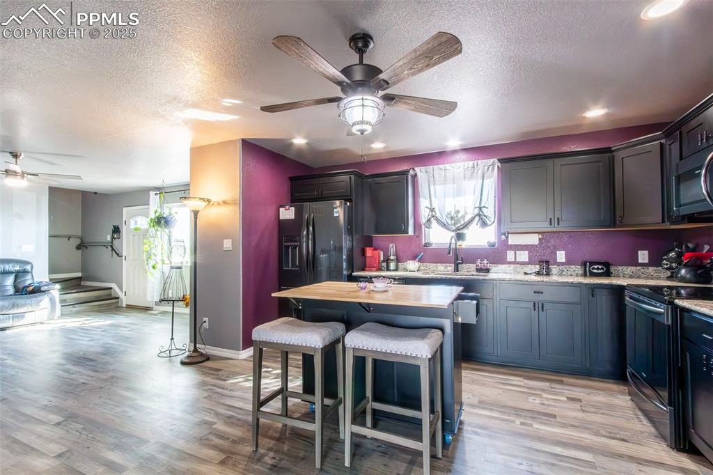 Image 9 of 39: Kitchen