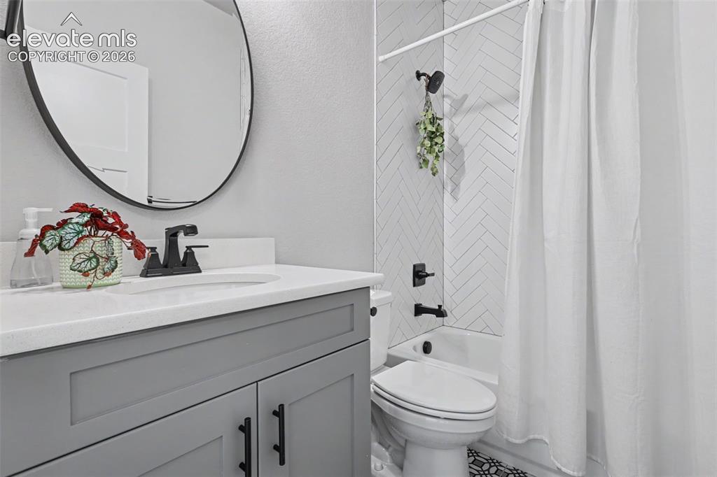 Image 12 of 33: Bathroom