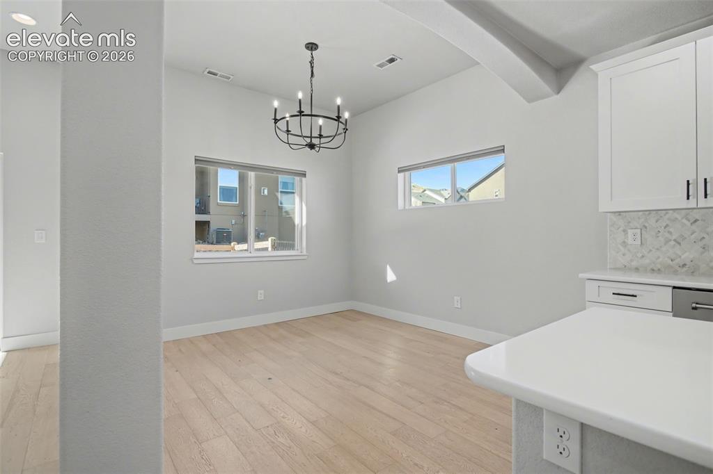 Image 18 of 33: Dining Area