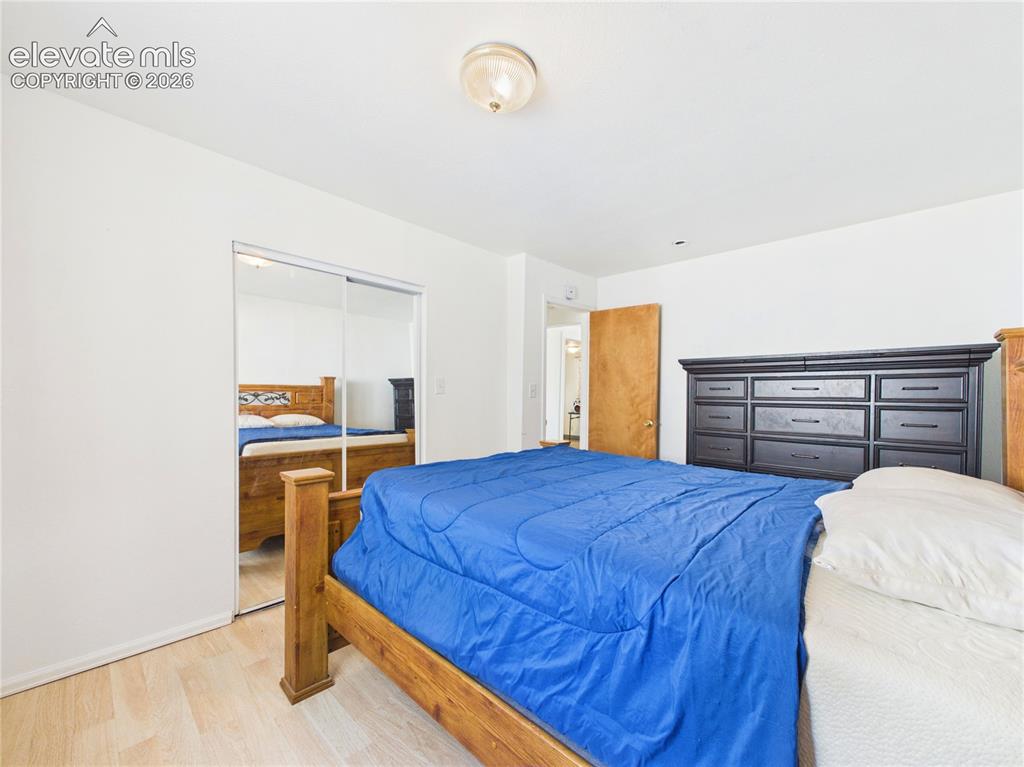 Image 16 of 36: Bedroom