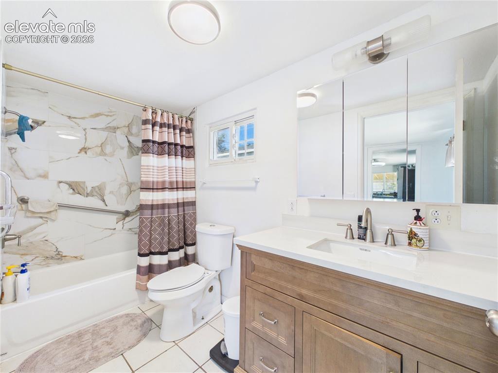 Image 17 of 36: Bathroom